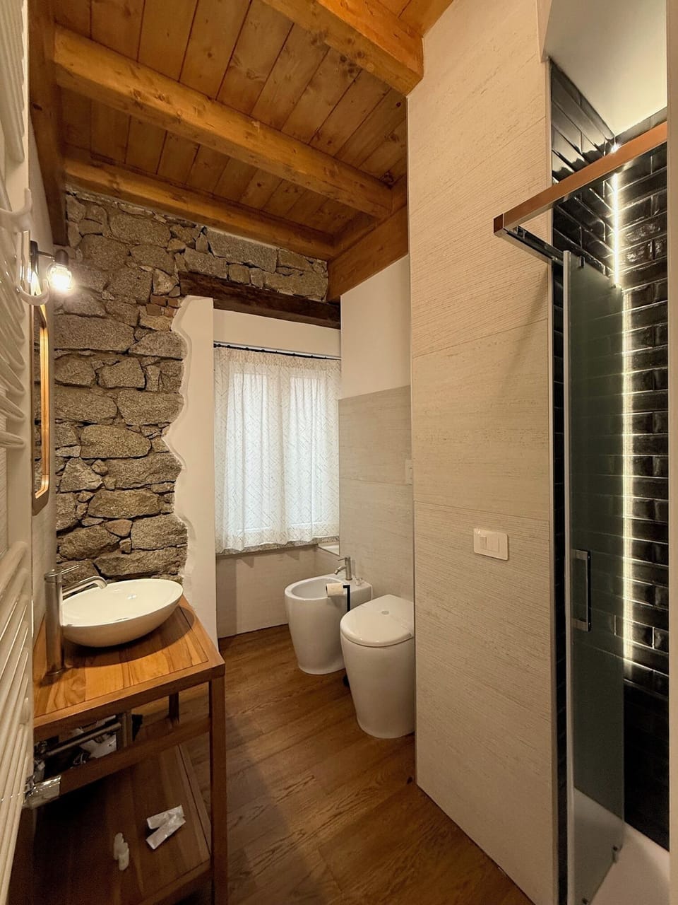 Luxury Double Room, City View | Bathroom | Free toiletries, hair dryer, bidet, towels