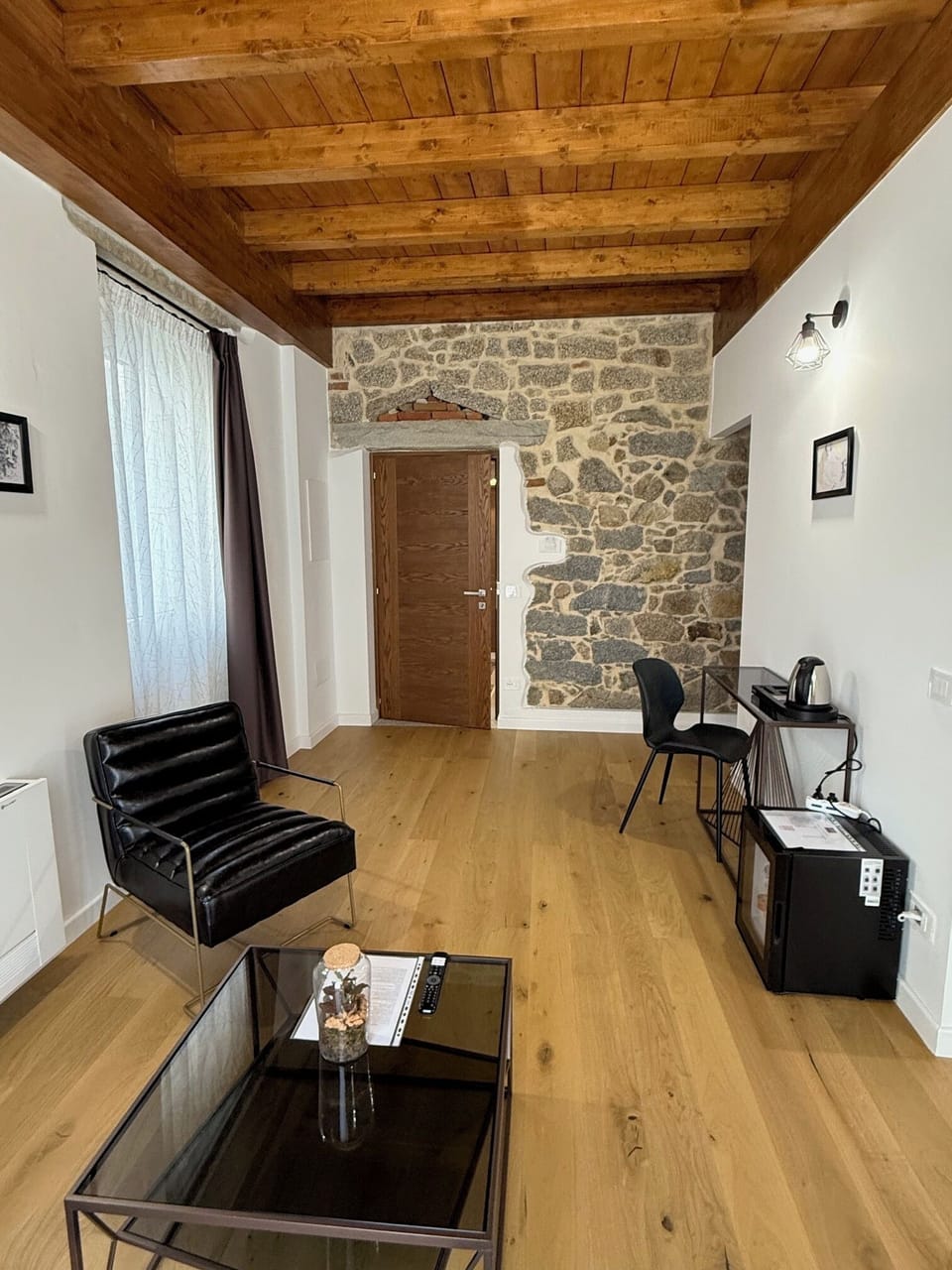 Superior Double Room, City View | Living area