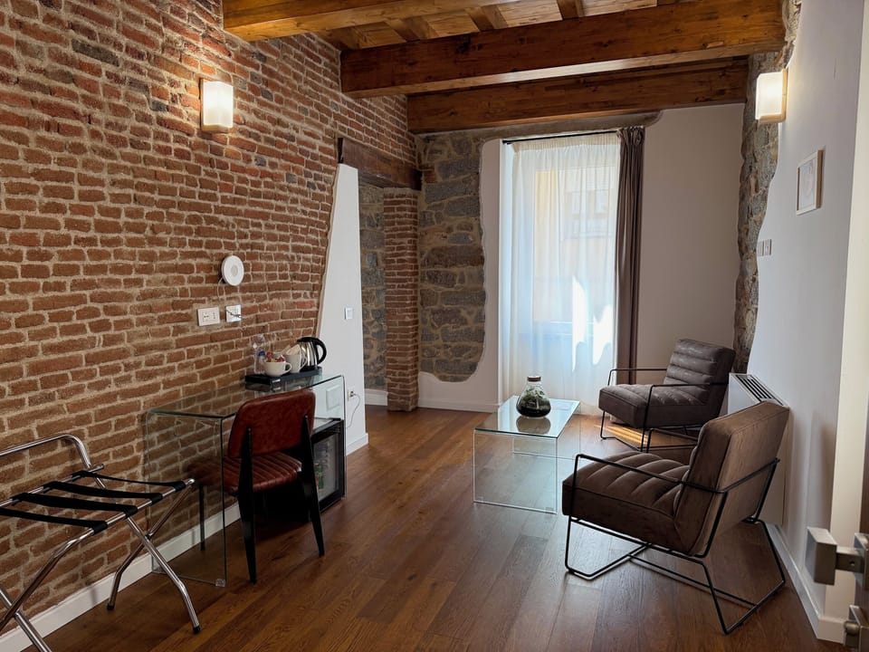 Luxury Double Room, City View | Living area