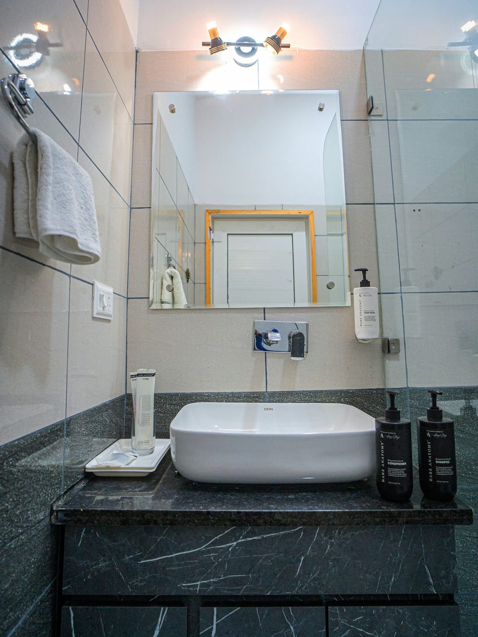 Deluxe Double Room, 1 King Bed, Non Smoking | Bathroom | Designer toiletries, hair dryer, towels, soap