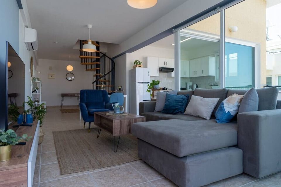 Apartment, 3 Bedrooms, Balcony, City View | Living room | 43-inch Smart TV with digital channels, streaming services