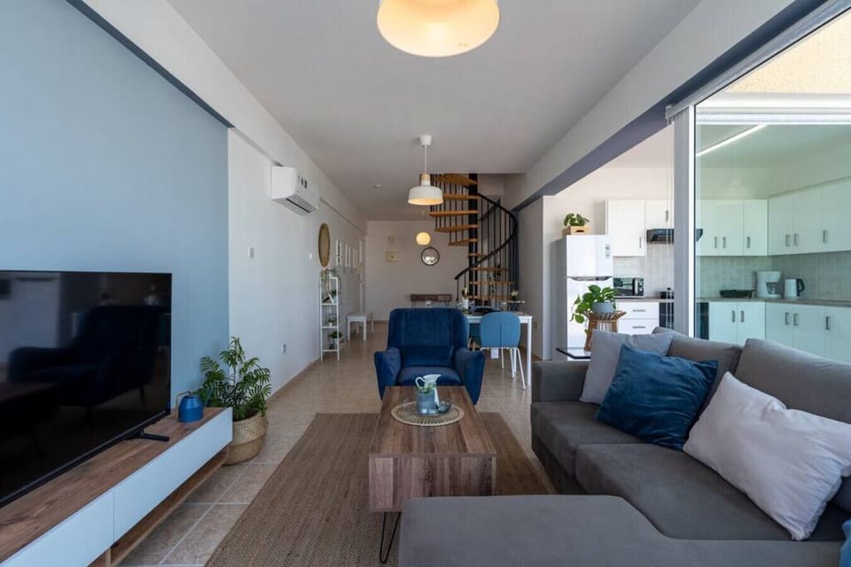 Apartment, 3 Bedrooms, Balcony, City View | Living room | 43-inch Smart TV with digital channels, streaming services