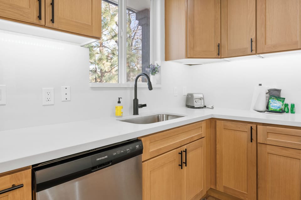 Electric kettle, toaster