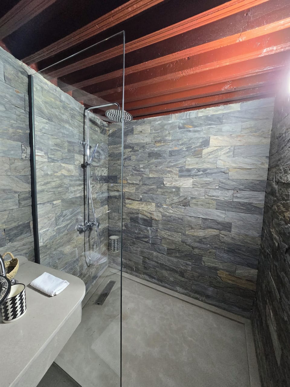 Superior Double Room | Bathroom | Free toiletries, slippers, towels, soap