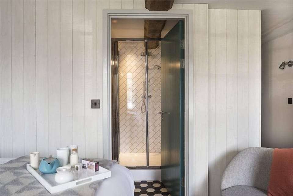 Premium bedding, minibar, desk, iron/ironing board