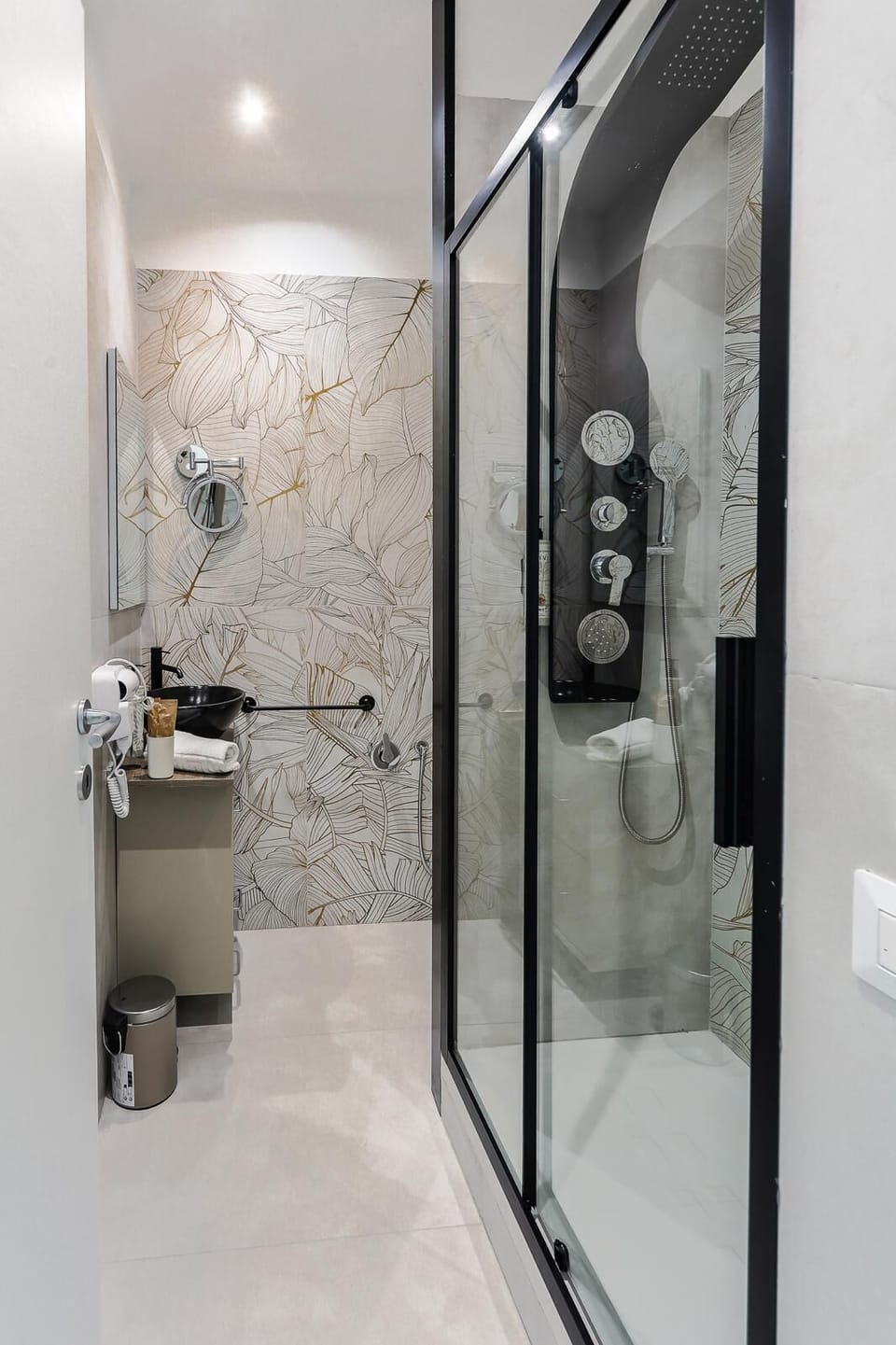 Comfort Room, City View | Bathroom | Shower, hydromassage showerhead, hair dryer, slippers