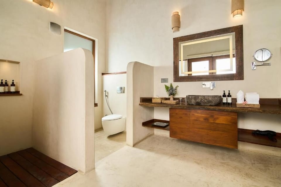 Shower, rainfall showerhead, free toiletries, hair dryer