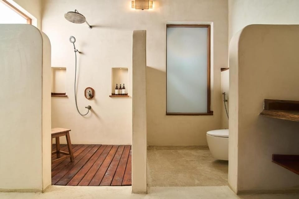 Shower, rainfall showerhead, free toiletries, hair dryer