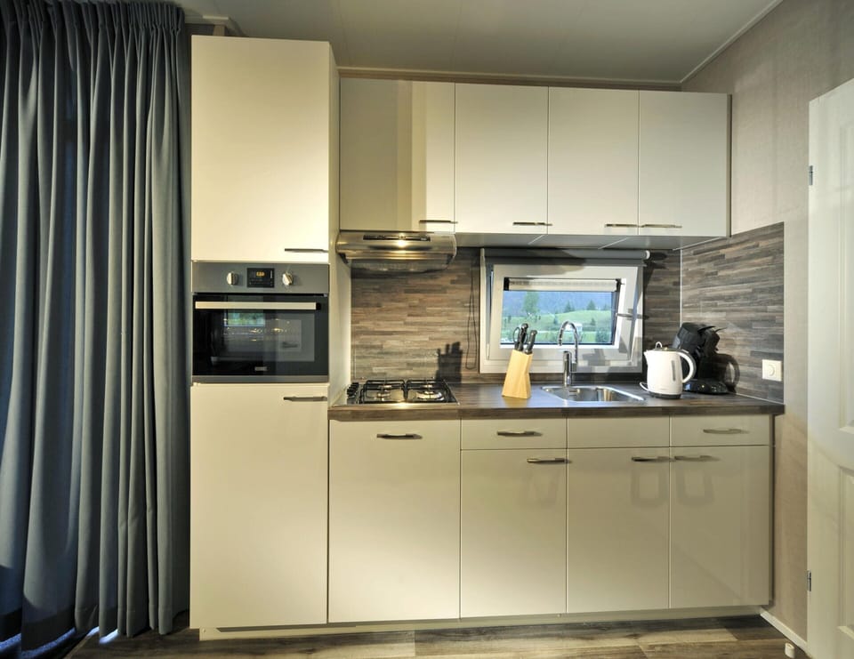Comfort Mobile Home, 2 Bedrooms | Private kitchen | Fridge, microwave, dishwasher, coffee/tea maker