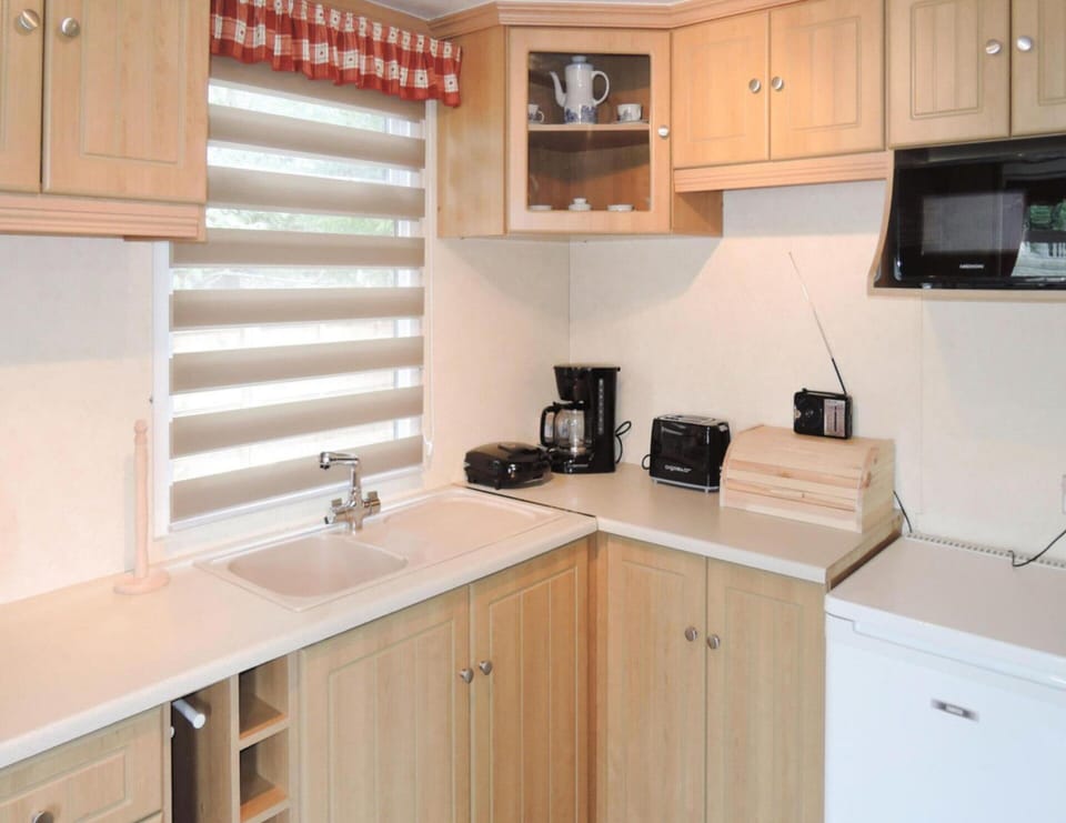 Classic Mobile Home, 3 Bedrooms | Private kitchen | Fridge, oven, stovetop, coffee/tea maker