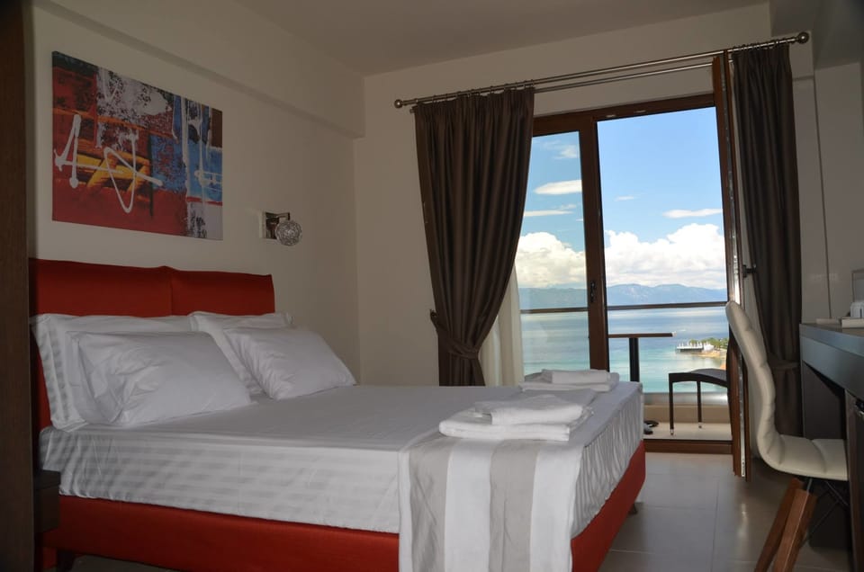 Double Room, Balcony | Minibar, in-room safe, soundproofing, free WiFi
