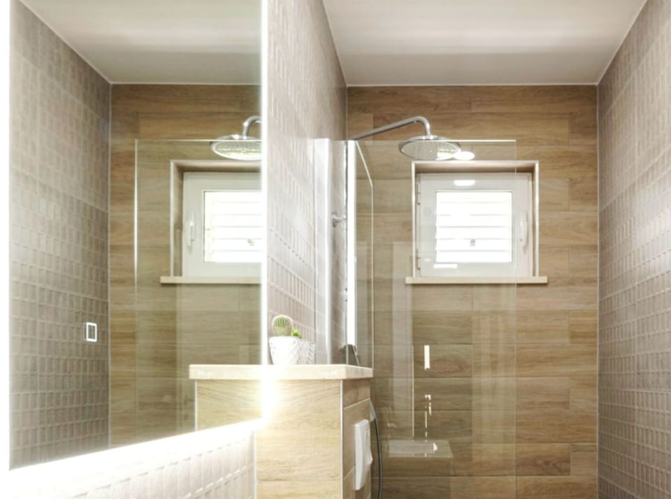 Villa (Six Bedroom Villa) | Bathroom | Shower, towels