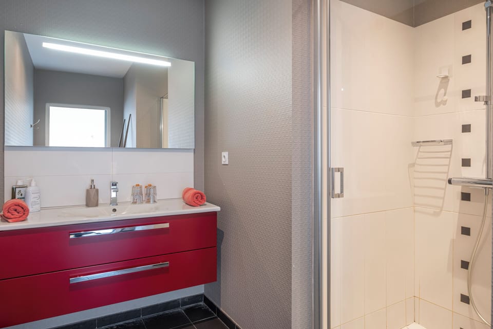 Superior Double Room, Private Bathroom, Garden View | Bathroom | Hair dryer, towels, soap, shampoo