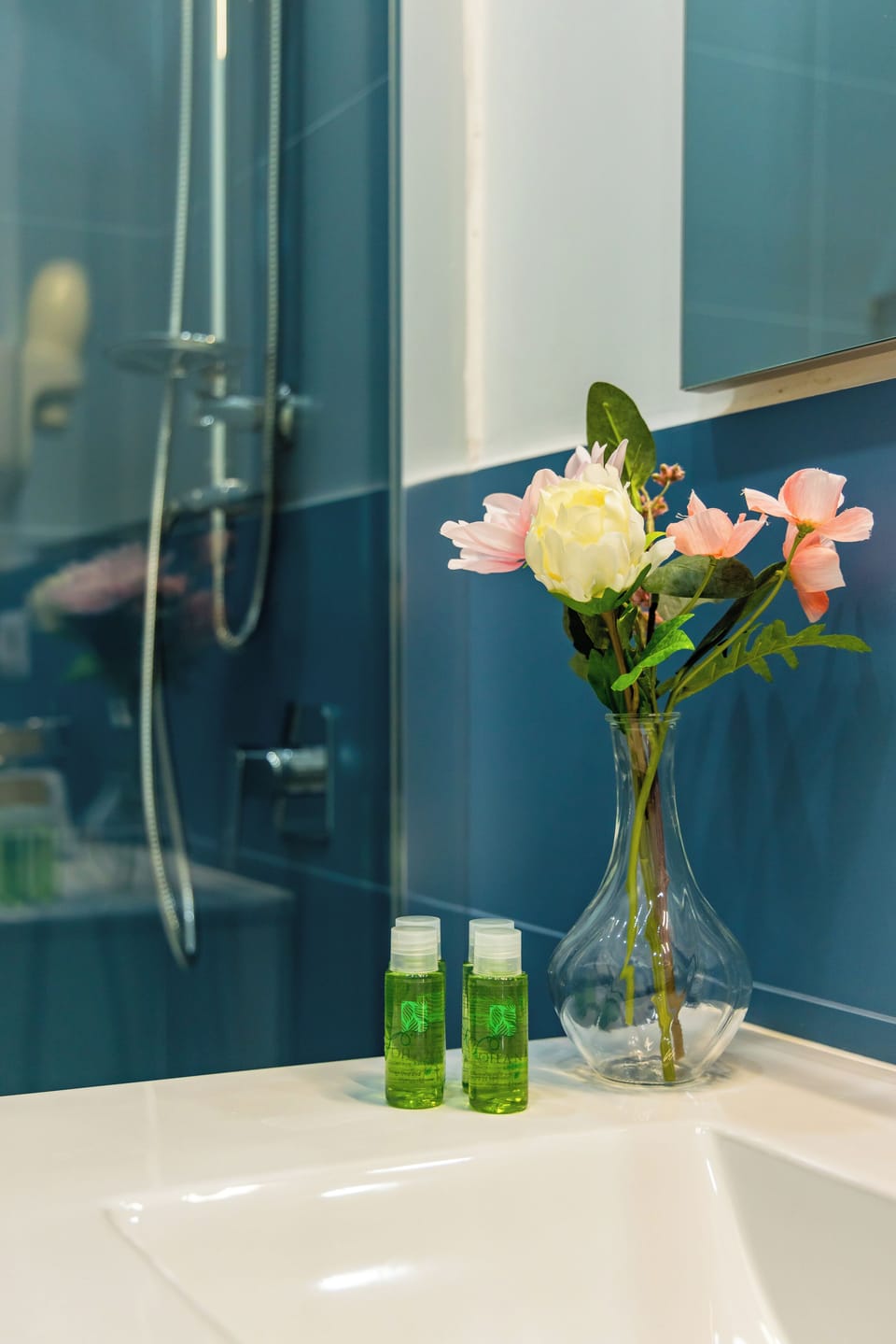 Classic Double Room | Bathroom | Shower, hair dryer, bidet, towels