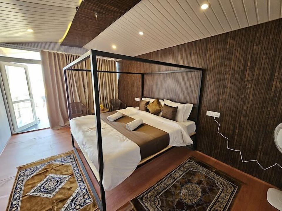 Luxury Cottage | Desk, laptop workspace
