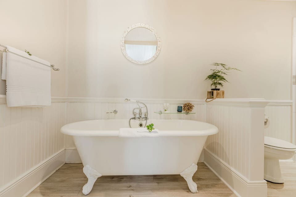 Luxury Suite, Balcony, Garden View | Bathroom