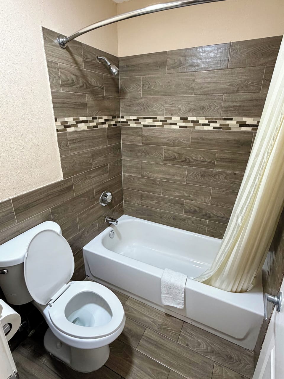 Combined shower/tub, free toiletries, towels
