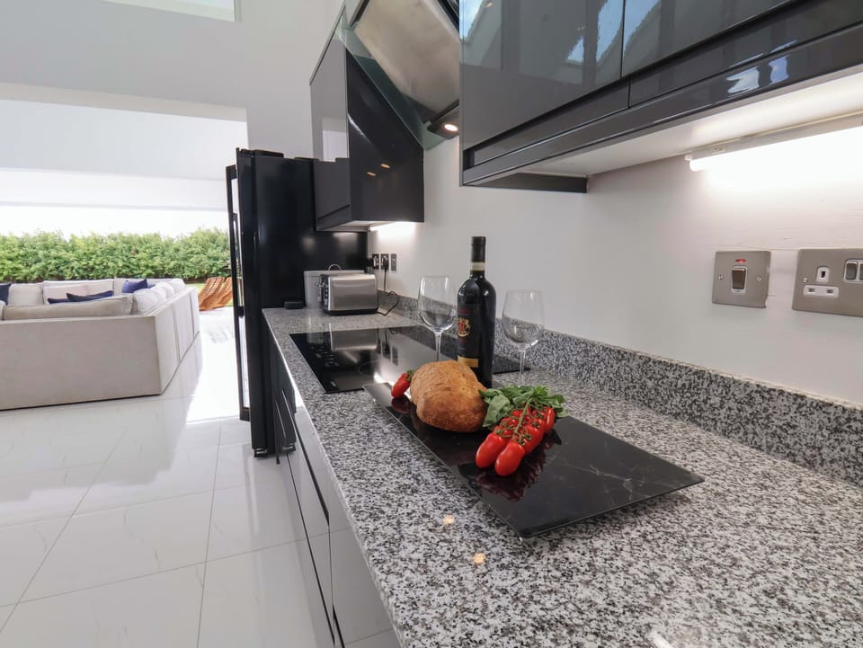 Dishwasher, cookware/dishes/utensils