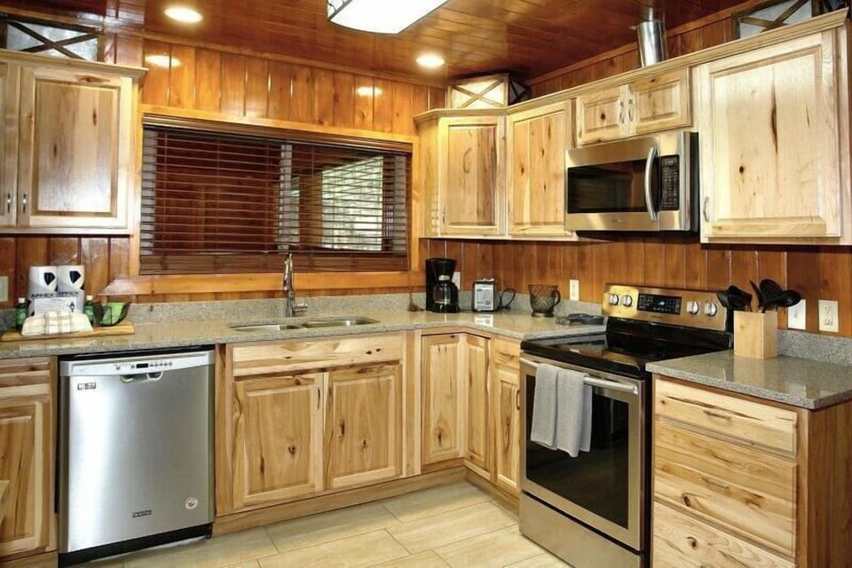 House, Multiple Beds, Hot Tub, Garden View (Laurel Manor) | Private kitchen