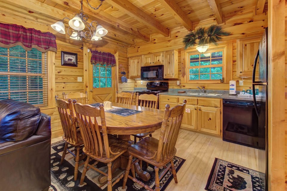 Cabin, Multiple Beds, Pets Not Allowed, Mountain View (LeConte Lookout) | 3 bedrooms, individually decorated, individually furnished, bed sheets