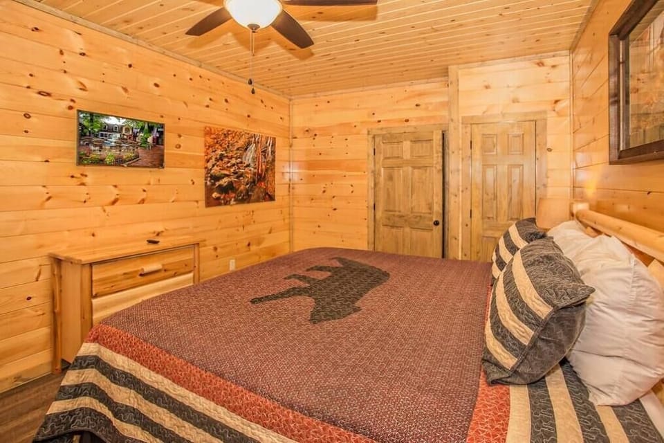 House, Multiple Beds, Patio, Garden View (All Bear Paws) | 3 bedrooms, individually decorated, individually furnished, bed sheets