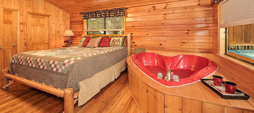 House, 1 King Bed with Sofa bed, Hot Tub, Garden View (Honey Bear Den) | 1 bedroom, individually decorated, individually furnished, bed sheets