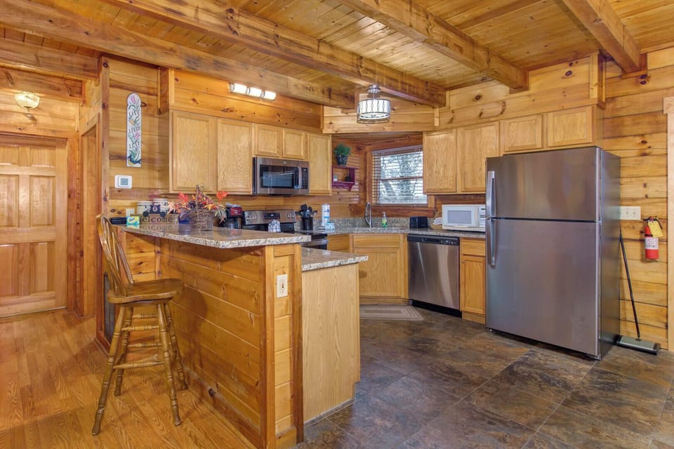 House, Multiple Beds, Hot Tub, Garden View (Smoky Mountain Memories) | Private kitchen