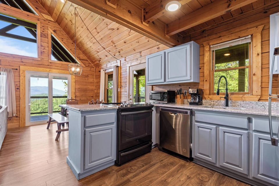 House, Multiple Beds, Hot Tub, Mountain View (Serenity Now) | Private kitchen