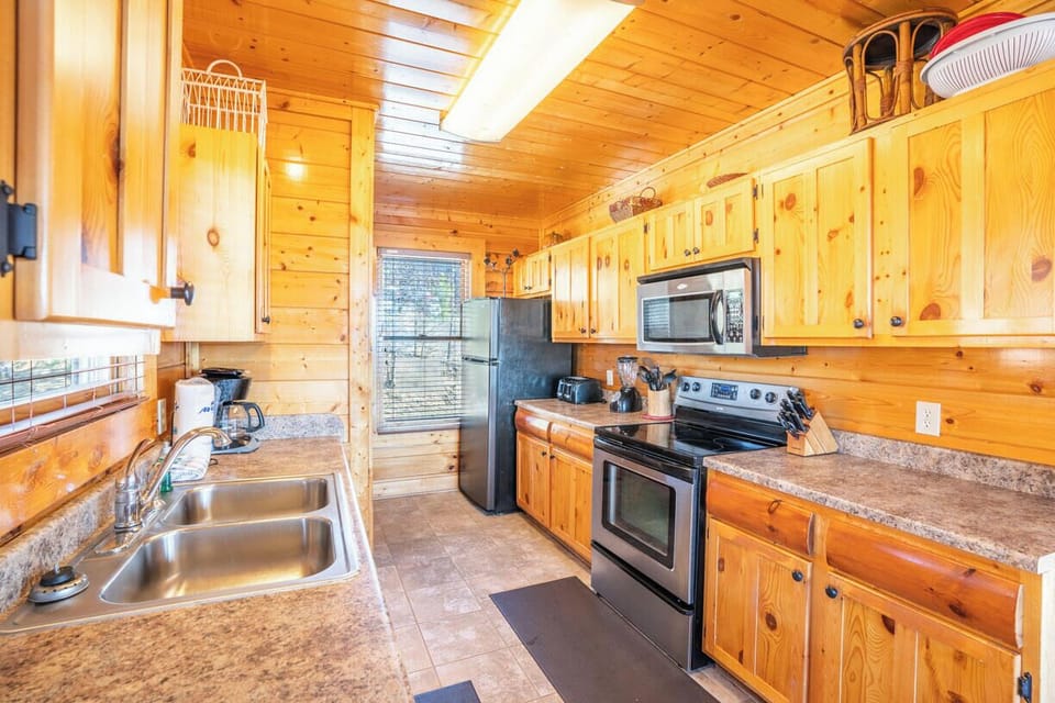 House, Multiple Beds, Hot Tub, Mountain View (Top of the World) | Private kitchen