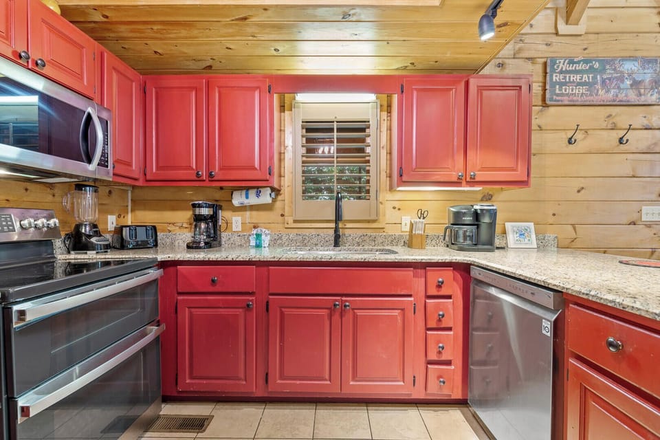 House, Multiple Beds, Hot Tub, Garden View (Mountain Charm) | Private kitchen