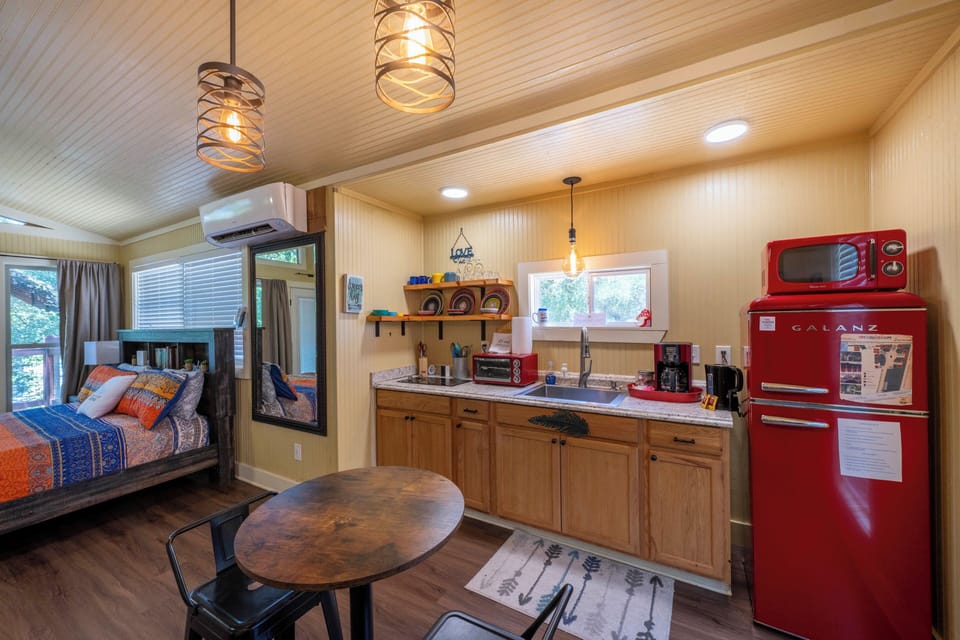 Romantic Cabin, Private Bathroom | Private kitchenette