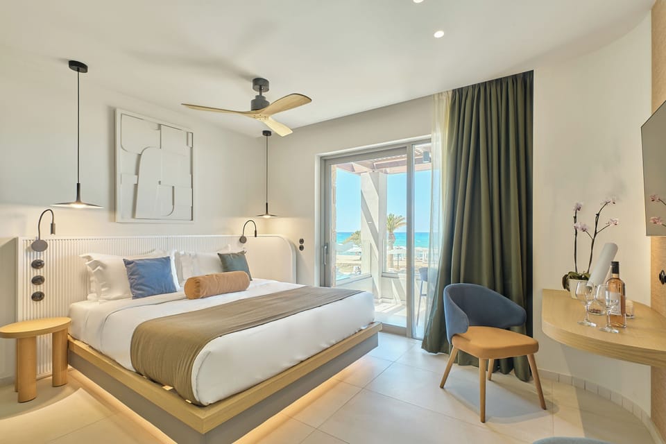 Deluxe Room Sea View | Minibar, in-room safe, individually decorated, individually furnished