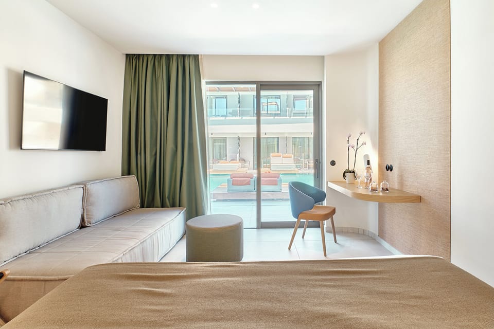 Pure Luxe Junior Suite Swim Up | Minibar, in-room safe, individually decorated, individually furnished