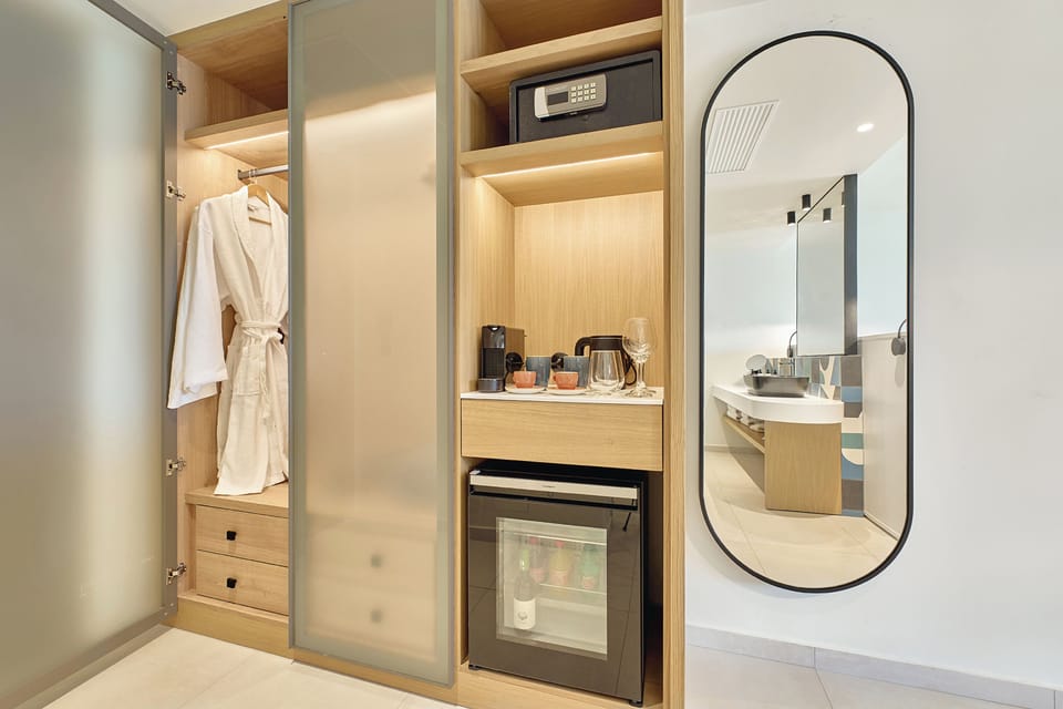Pure Luxe Junior Suite Side Sea View | Minibar, in-room safe, individually decorated, individually furnished