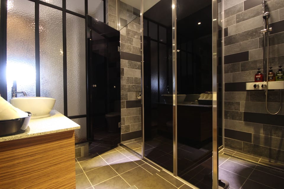 Deluxe Room | Bathroom | Free toiletries, hair dryer, bathrobes, slippers