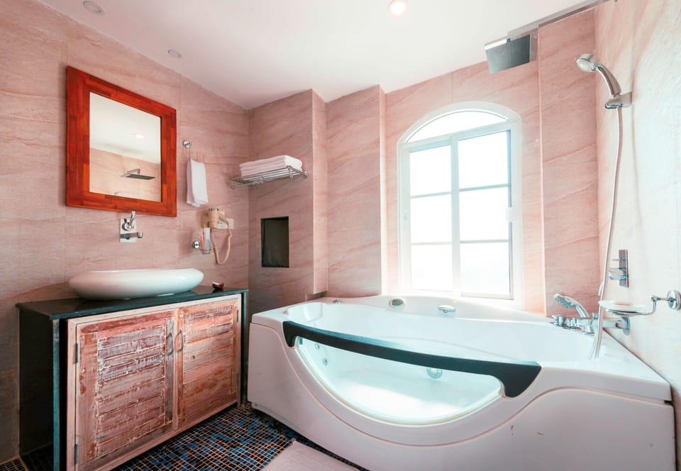Honeymoon Suite | Jetted tub