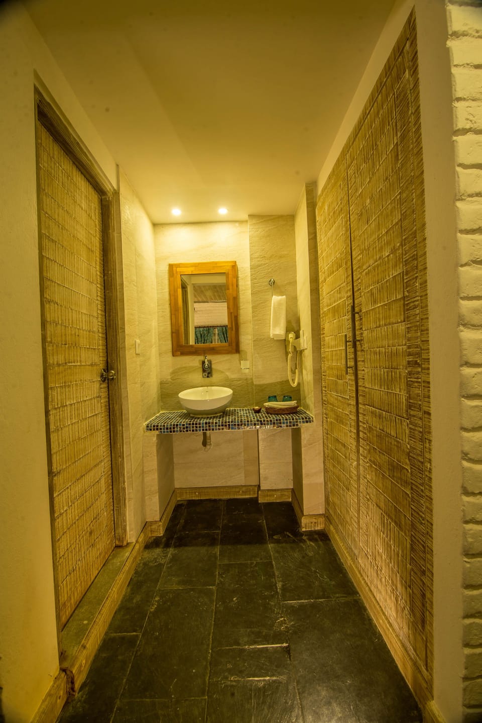 Deluxe Room | Bathroom | Deep soaking tub, towels