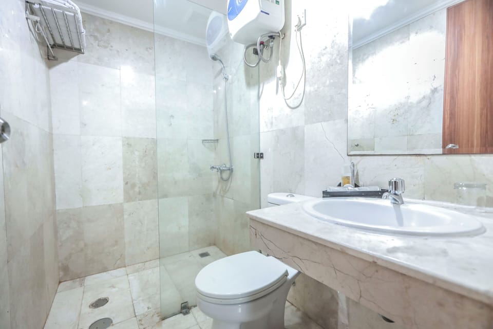 Towels, soap, shampoo, toilet paper