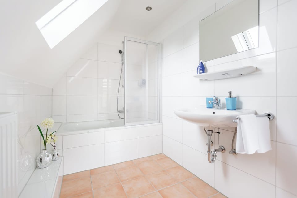 Basic Double Room | Iron/ironing board, free WiFi