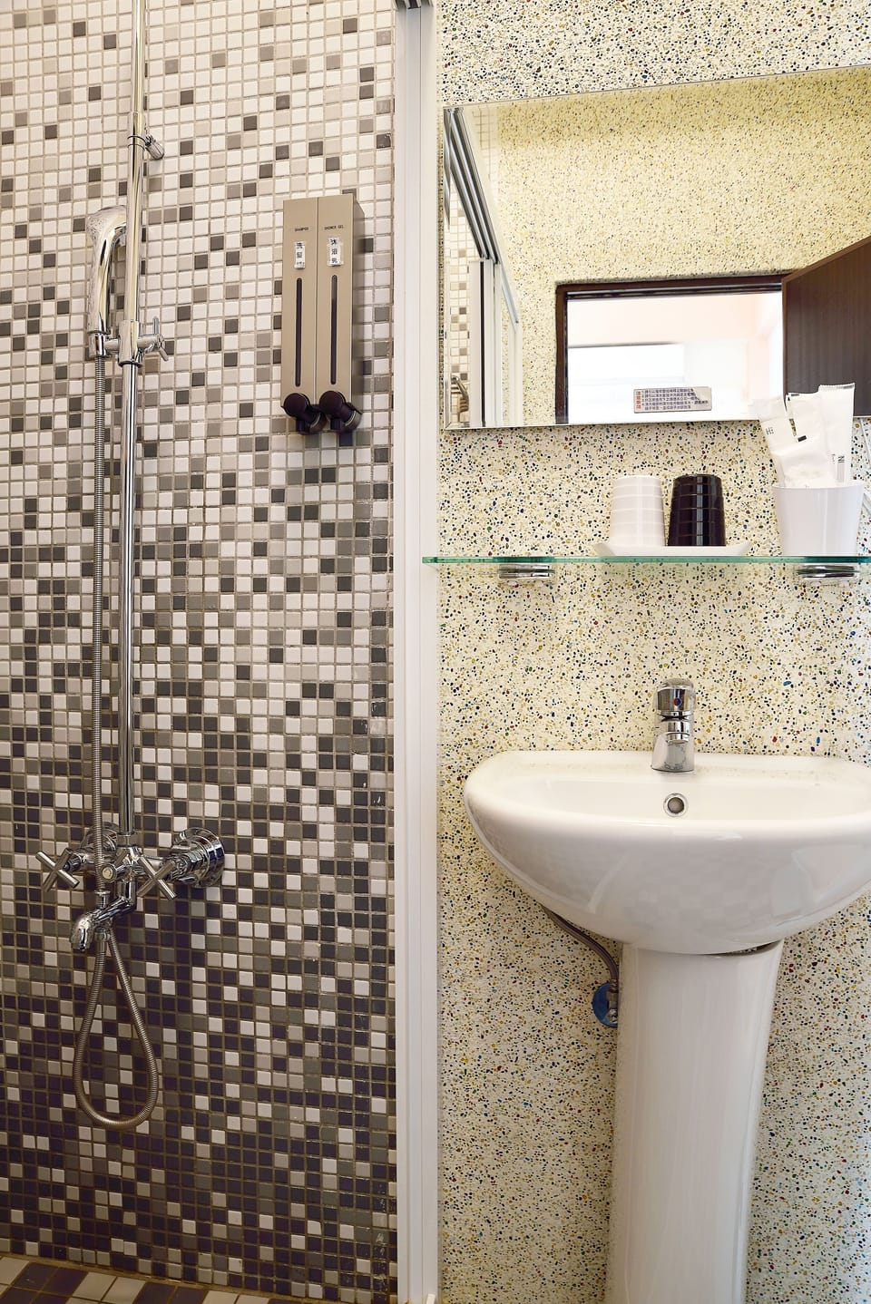 Superior Double Room | Bathroom | Shower, rainfall showerhead, free toiletries, hair dryer