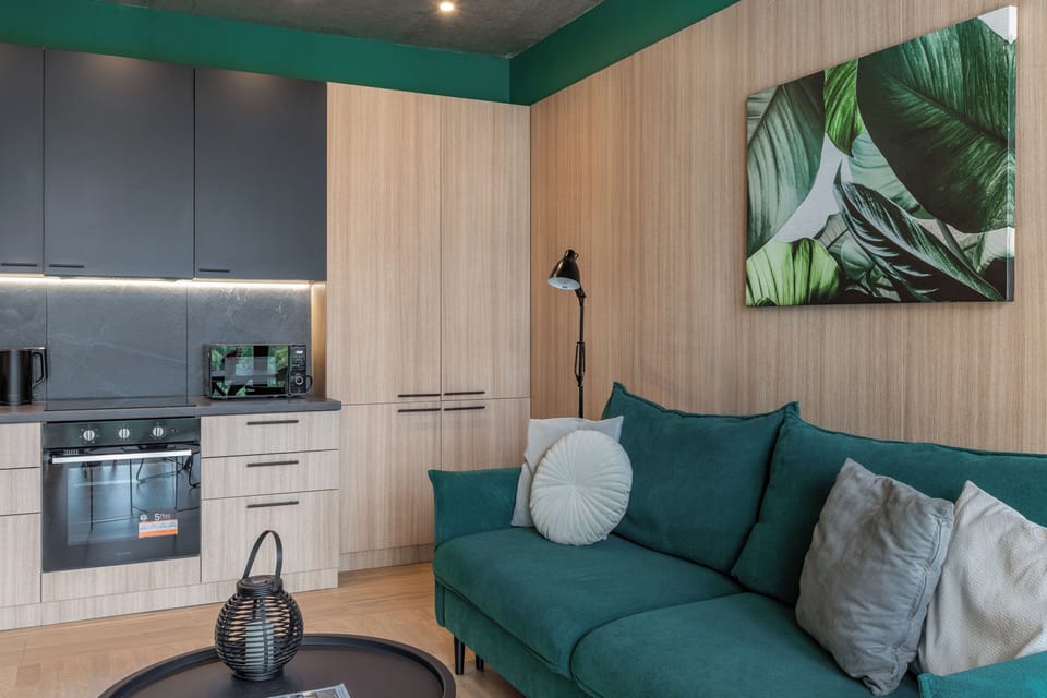 Comfort Apartment, City View | Living area | 37-inch TV with cable channels