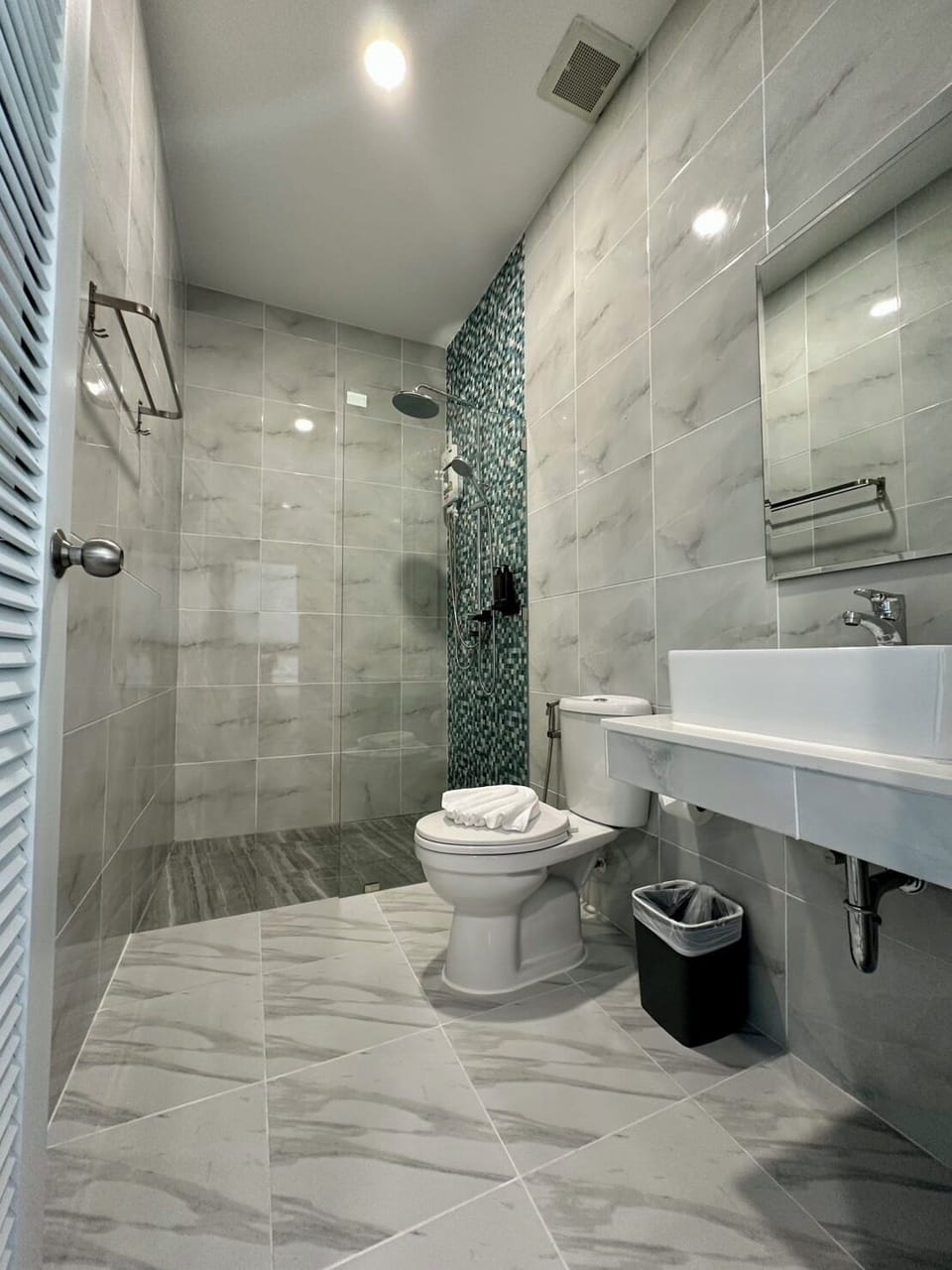 Superior Double Room with Balcony | Bathroom