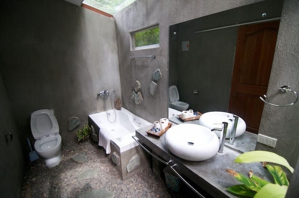 Kanaway Villa | Bathroom | Free toiletries, towels