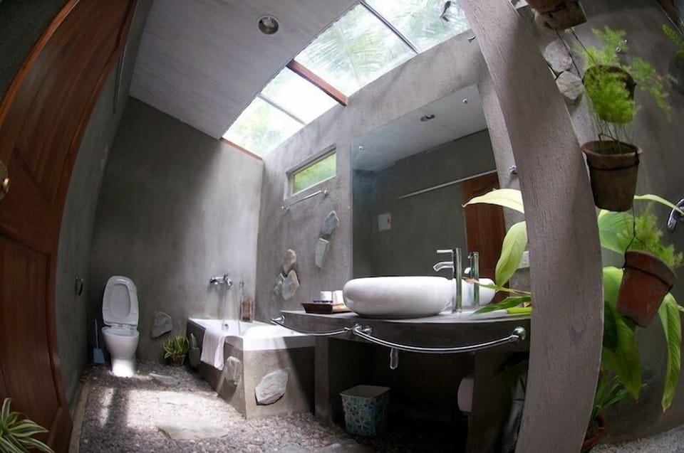 Kanaway Villa | Bathroom | Free toiletries, towels