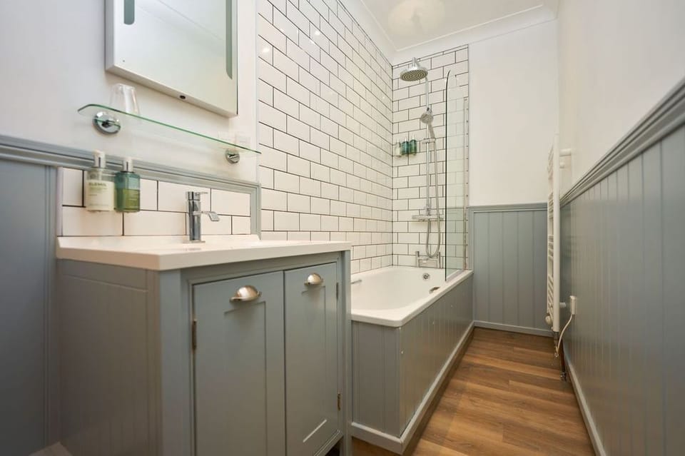 Signature Double Room | Bathroom | Combined shower/tub, deep soaking tub, free toiletries, hair dryer