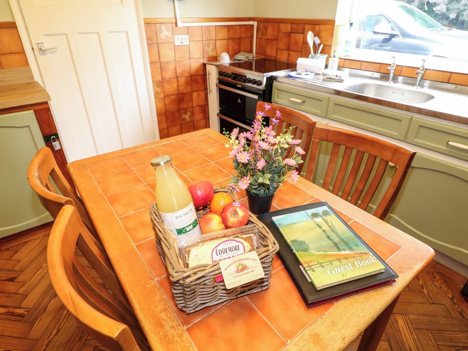 Cottage | Private kitchen | Fridge, microwave, dishwasher, cookware/dishes/utensils