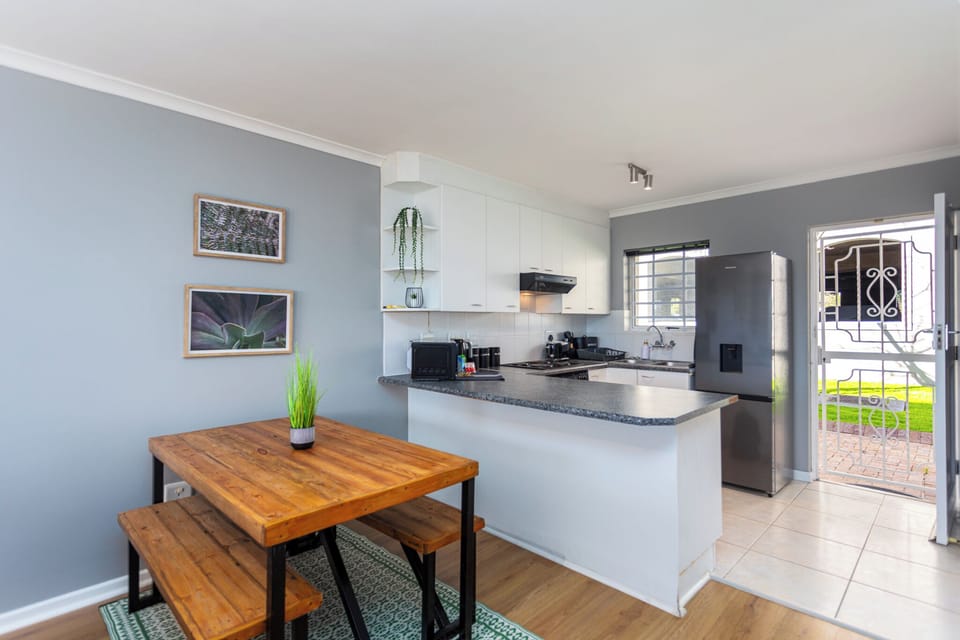 Comfort Apartment, Patio, Garden View | In-room dining