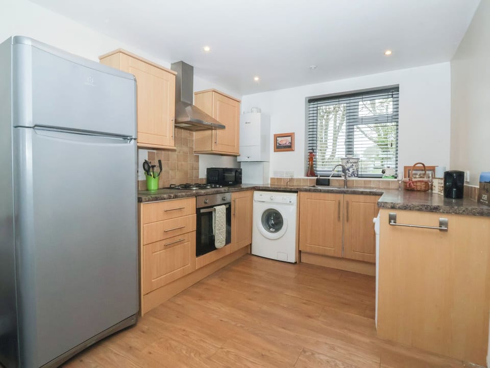 Cottage | Private kitchen | Fridge, dishwasher, cookware/dishes/utensils