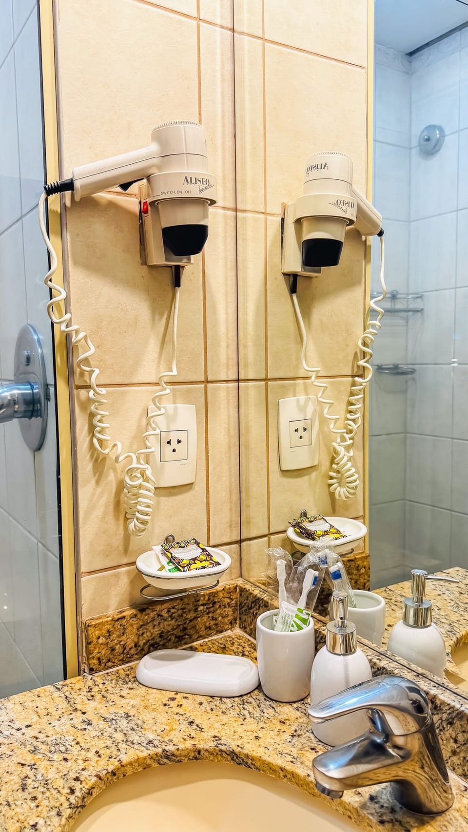 Studio | Bathroom | Shower, free toiletries, hair dryer, towels
