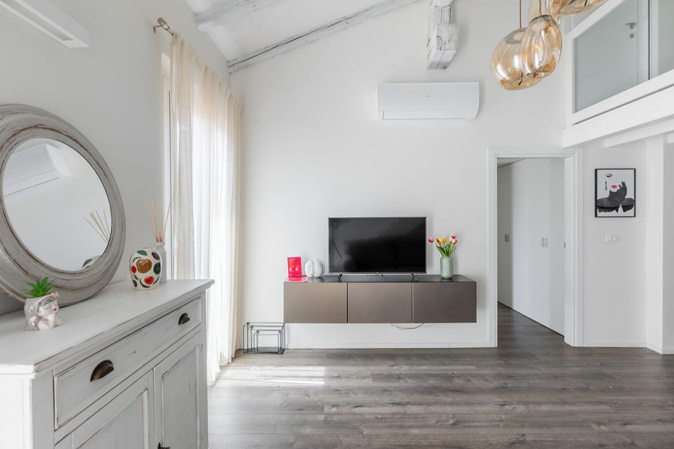 Apartment, Balcony | Living area | 30-inch TV with satellite channels